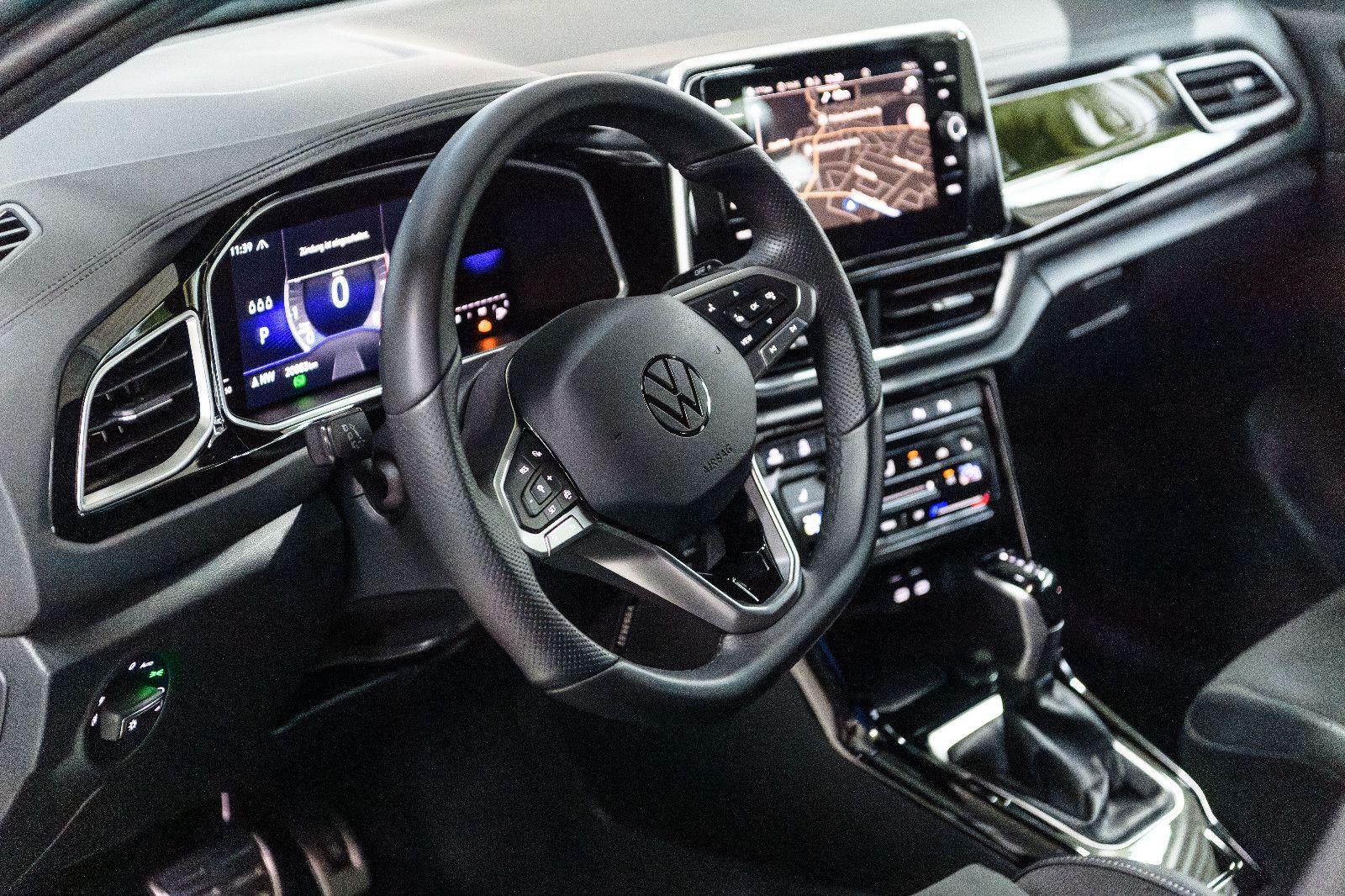 Fahrzeugabbildung Volkswagen T-Roc R-Line 1.5 TSI DSG LED+AHK+NAVI+ACC+KAMERA