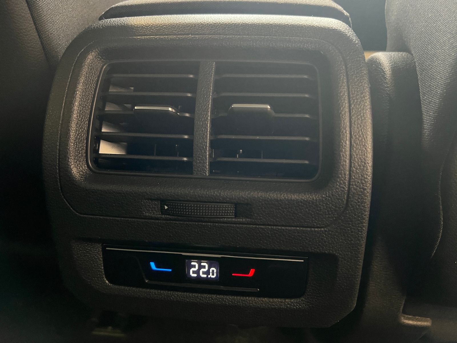 Fahrzeugabbildung Volkswagen Touran Comfortline 1.5 TSI DSG *AHK, LED, 7Sitze
