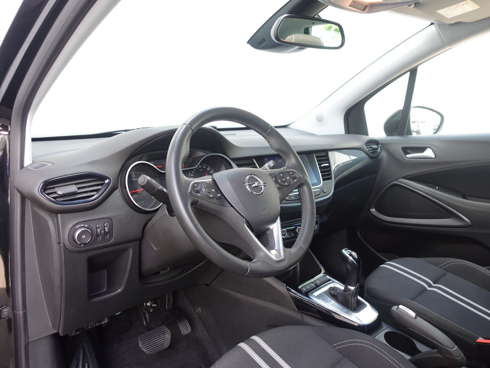Fahrzeugabbildung Opel Crossland 1.2T AUTOMATIK,Navi,Pano,Allwetter,LED
