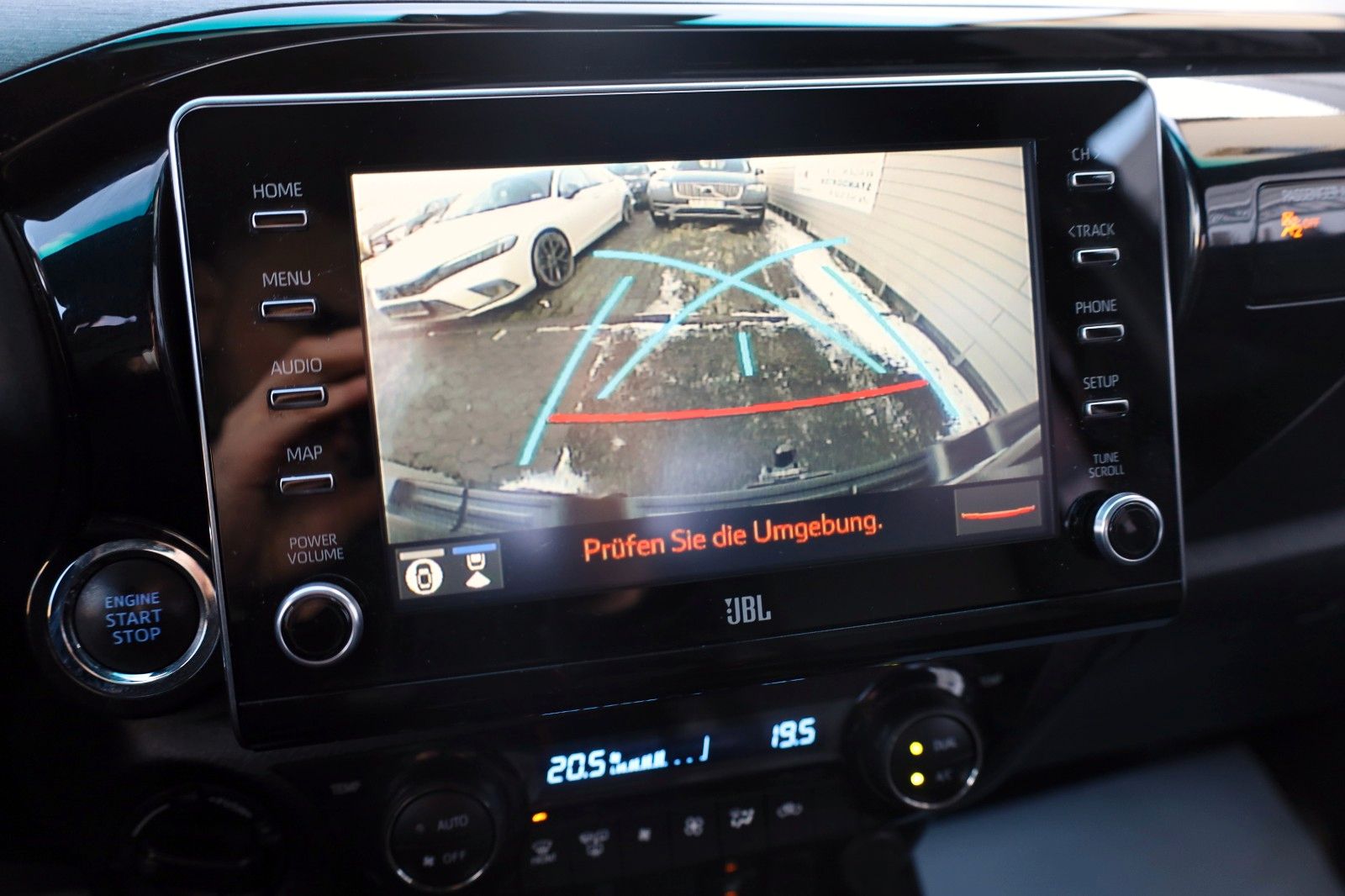 Fahrzeugabbildung Toyota Hilux 2.8 D-4D Invincible, Rollbügel, Rollo, AHK