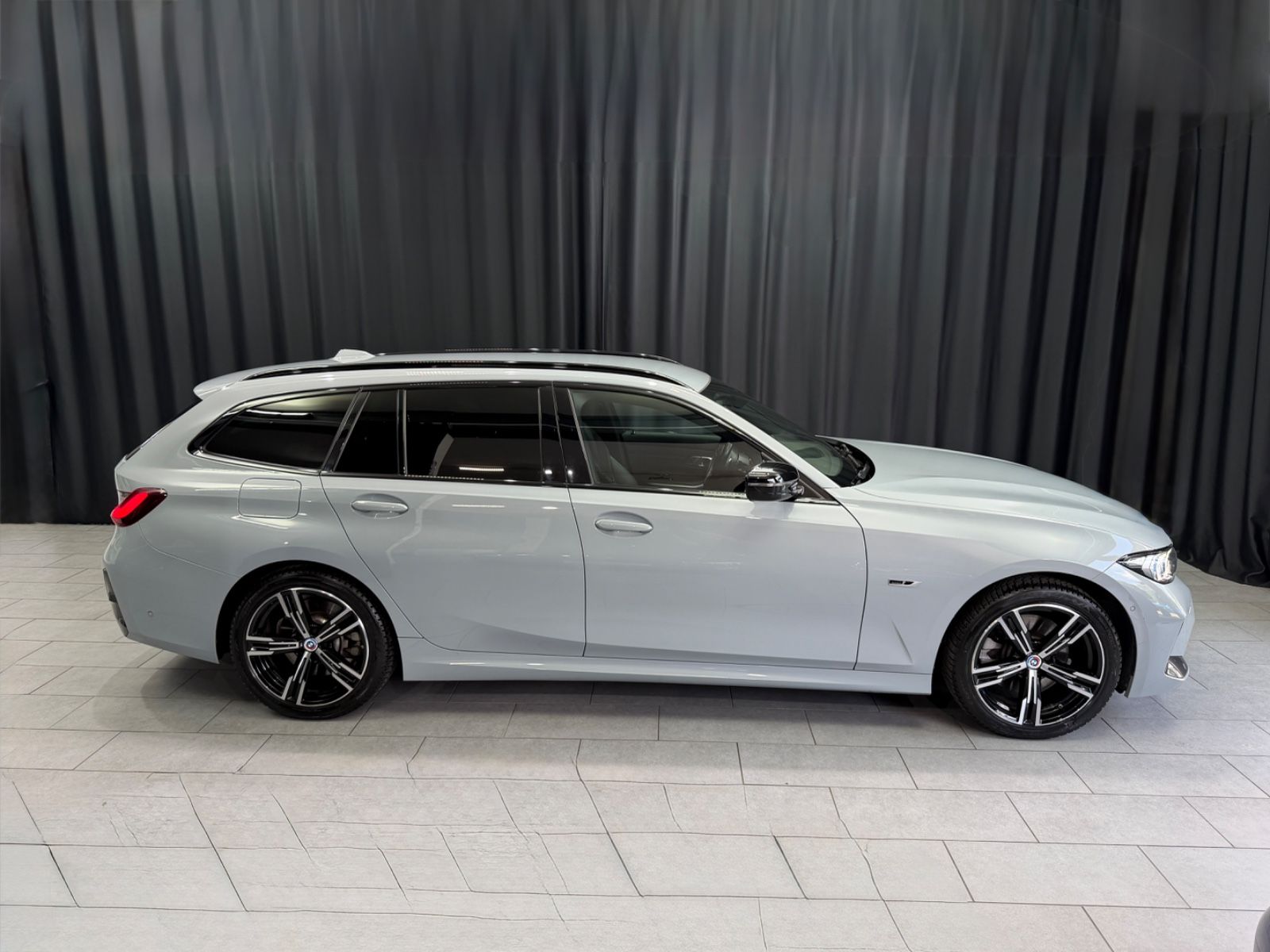 Fahrzeugabbildung BMW 330e Touring M Sport|HEAD-UP|NAVI|HIFI|WIDESCREE