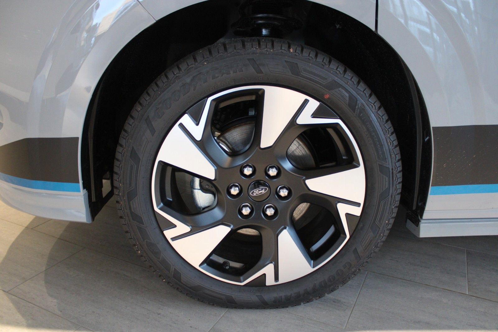 Fahrzeugabbildung Ford Tourneo Custom Automatik L1 SPORT mit AHK + GJR