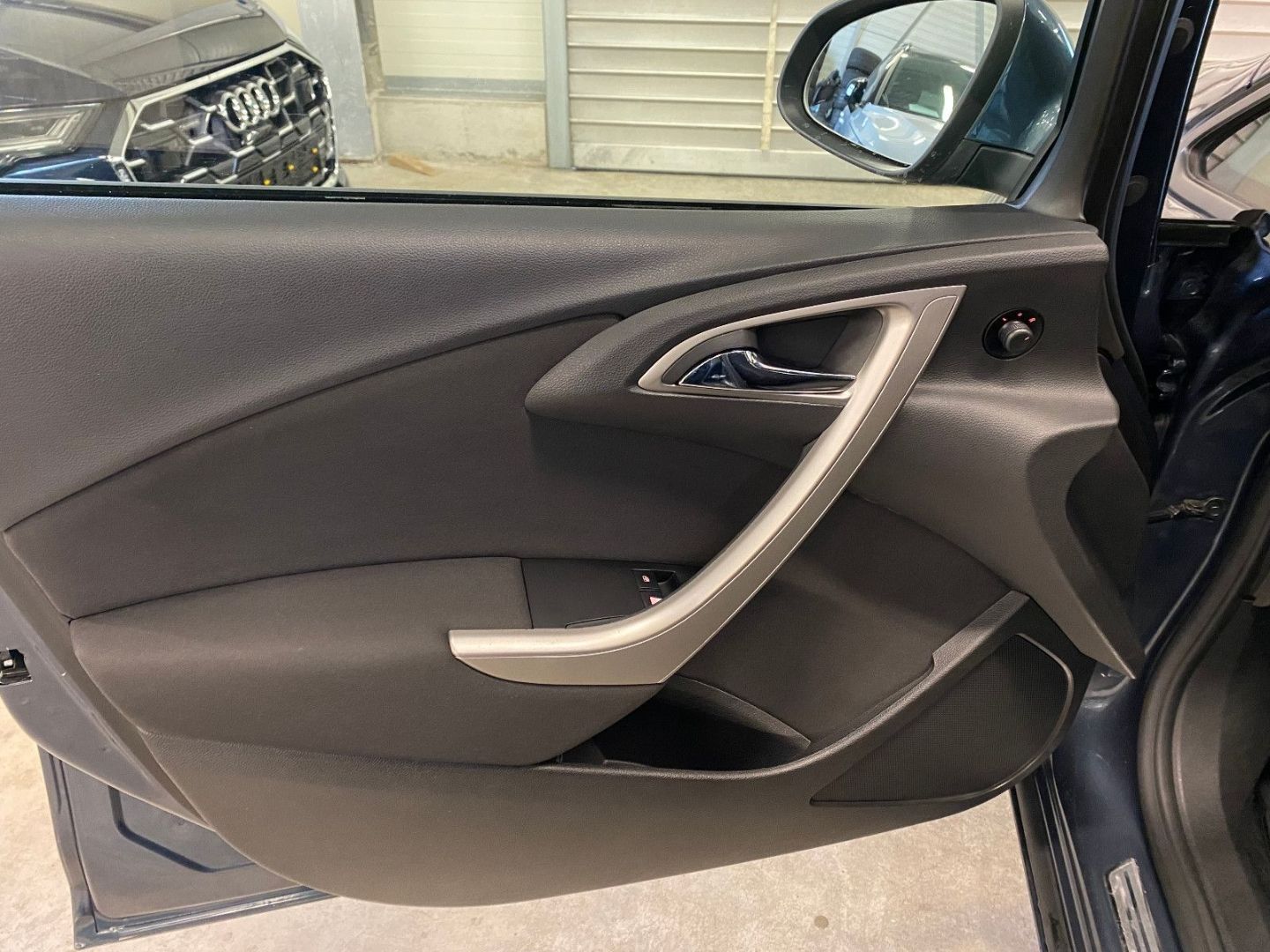 Fahrzeugabbildung Opel Astra J Lim. 5-trg. Edition AHK Klima