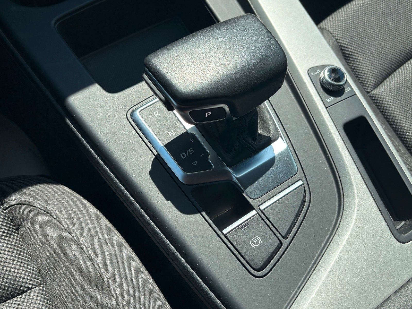 Fahrzeugabbildung Audi A4 Avant 35 TDI advanced Aut Navi LED AHK Kamera