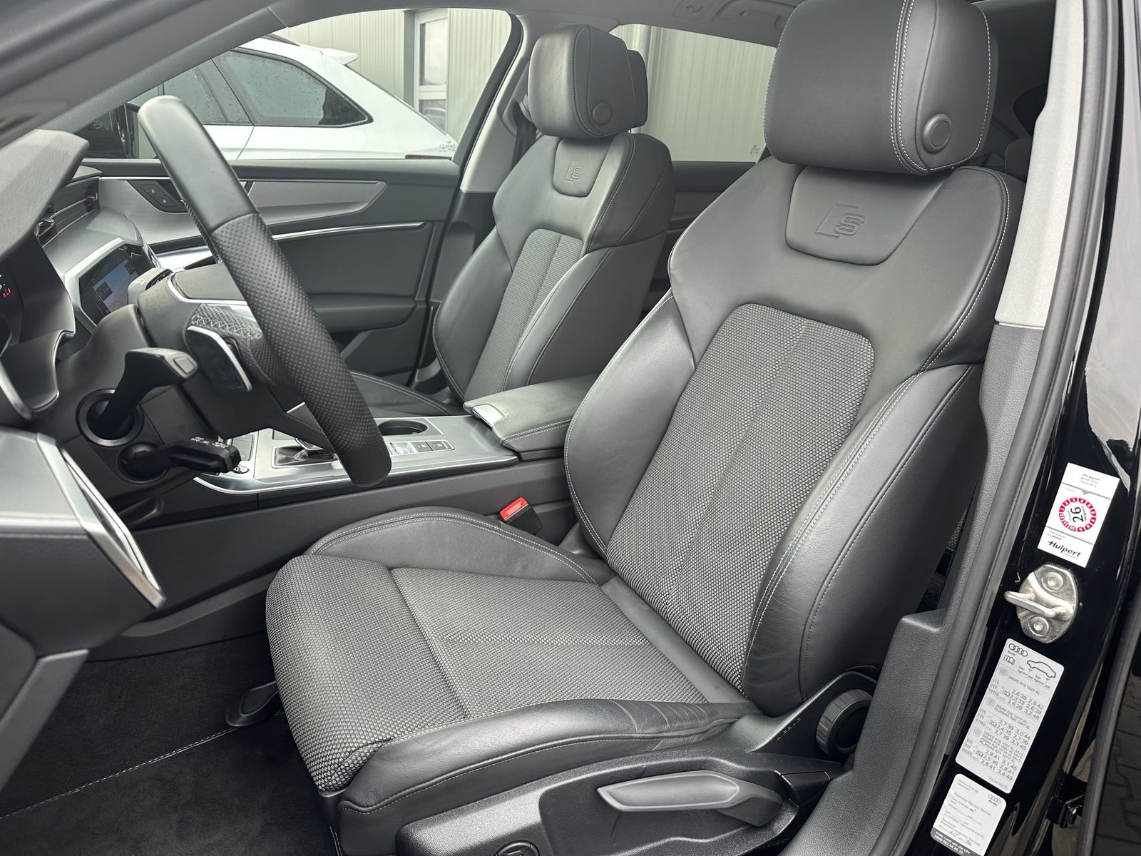 Fahrzeugabbildung Audi A6 Avant 55 TFSIe Qu S-Line NAV+LED+PANO+ACC+KAM