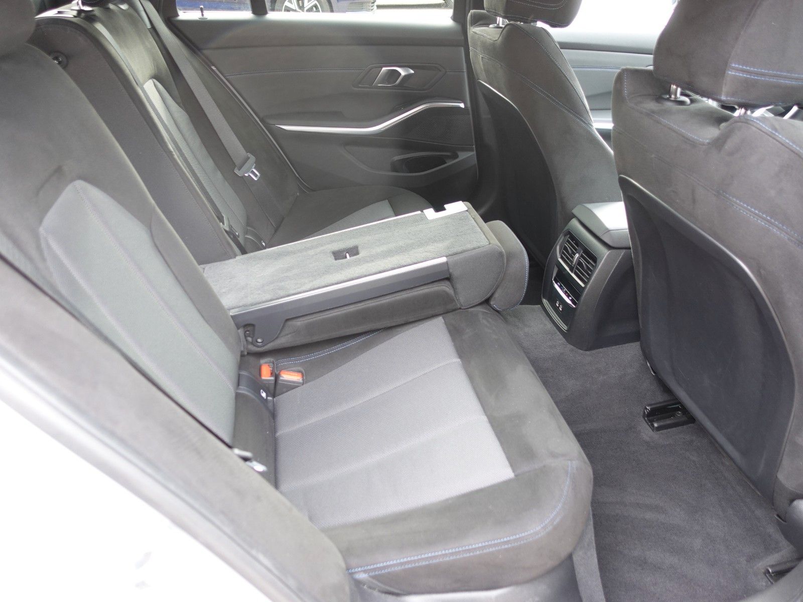 Fahrzeugabbildung BMW 318i Touring A M Sportpaket LMR19"/LED/Navi/Keyl