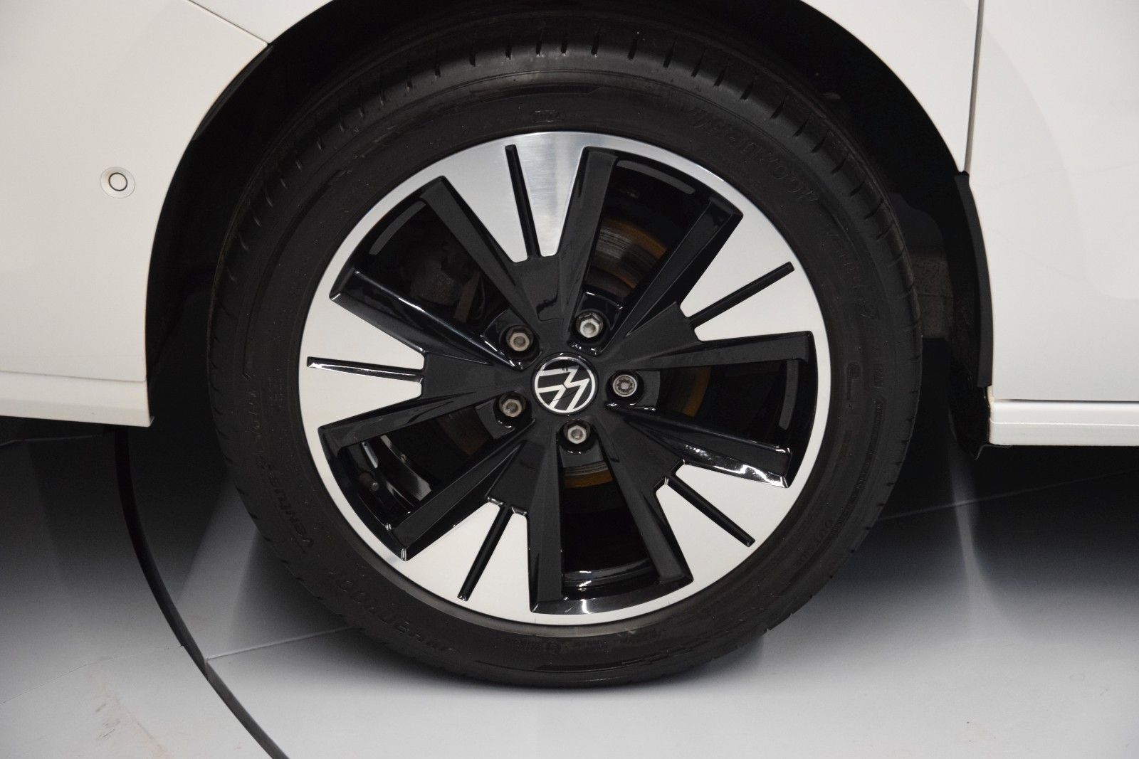 Fahrzeugabbildung Volkswagen T7 Multivan Style lang ACC Matrix vis-a-vis AHK