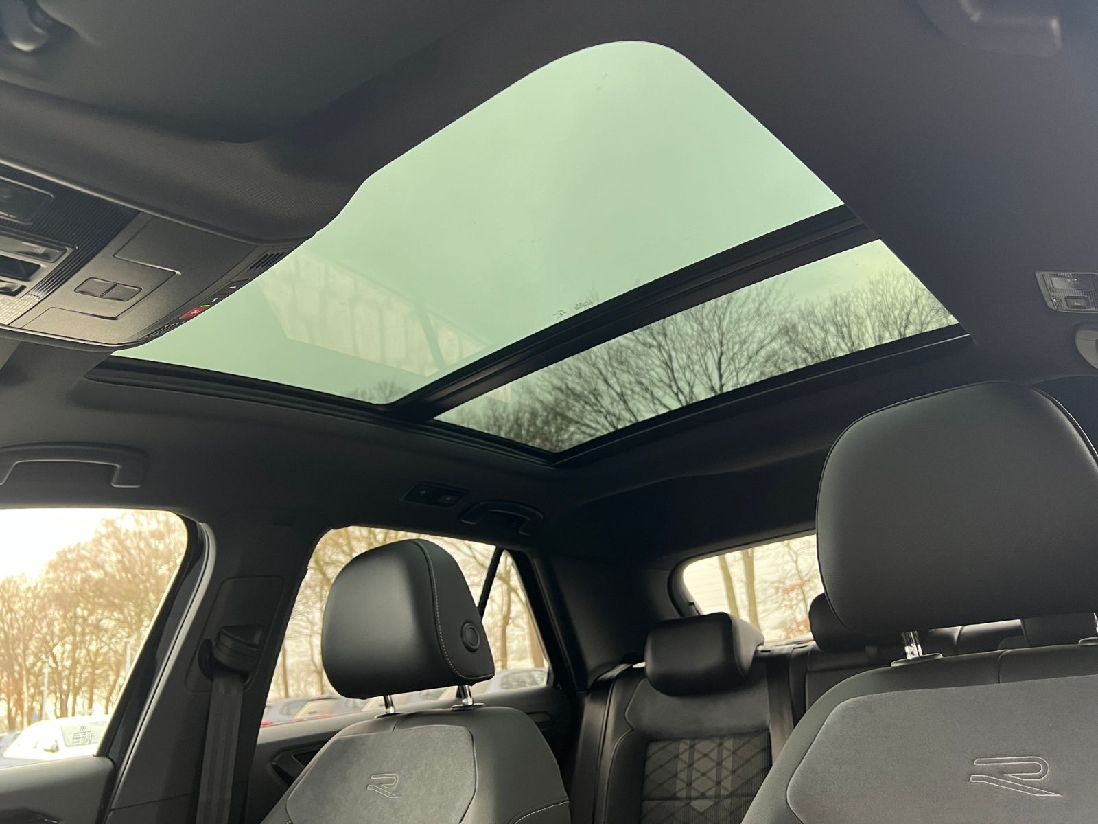 Fahrzeugabbildung Volkswagen T-Roc R-Line 1.5 TSI DSG *AHK, Pano, Black Style