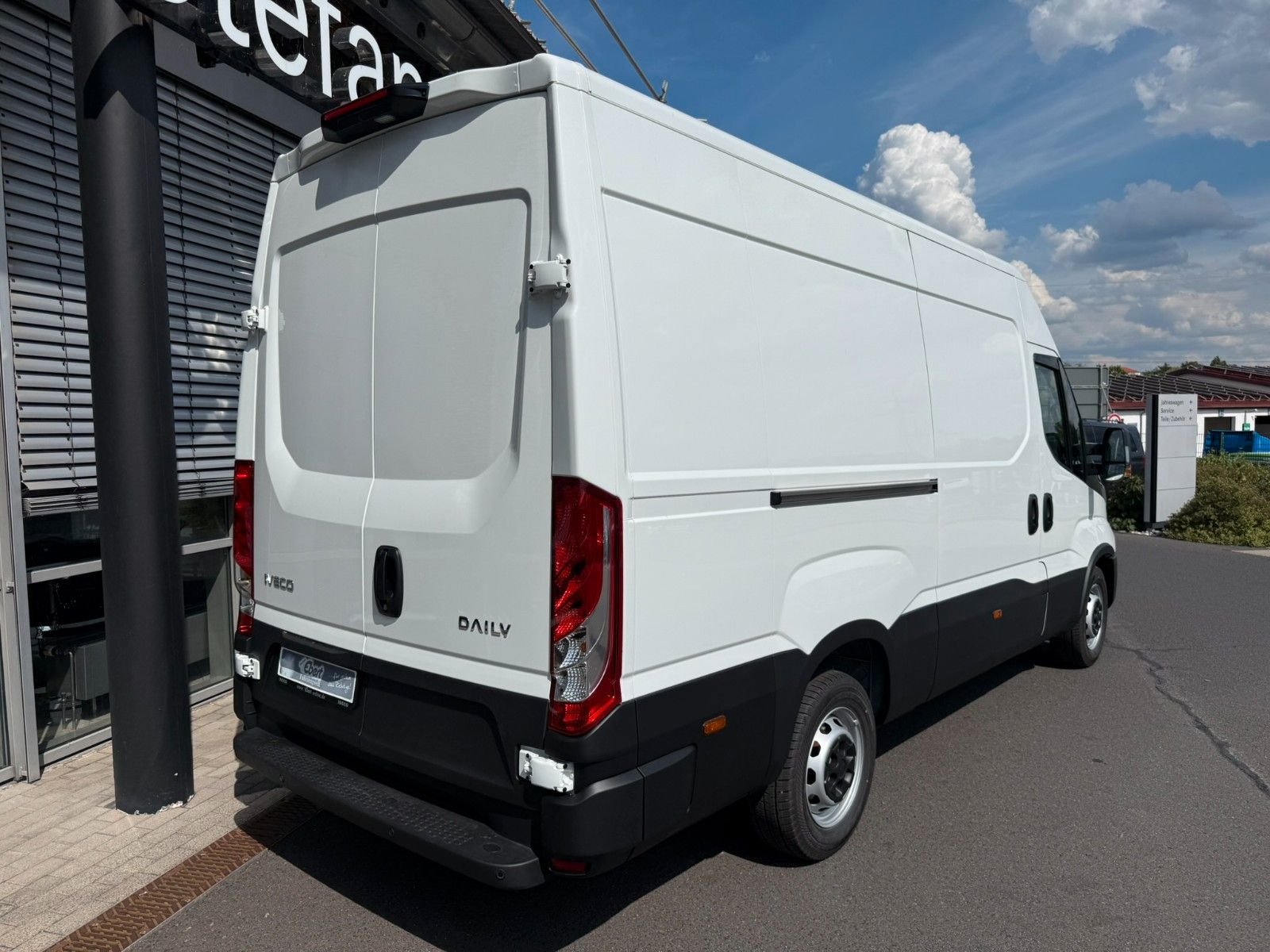 Fahrzeugabbildung Iveco Daily 35S16H3.0A8 V Y ASC-Ausbau Kastenwagen