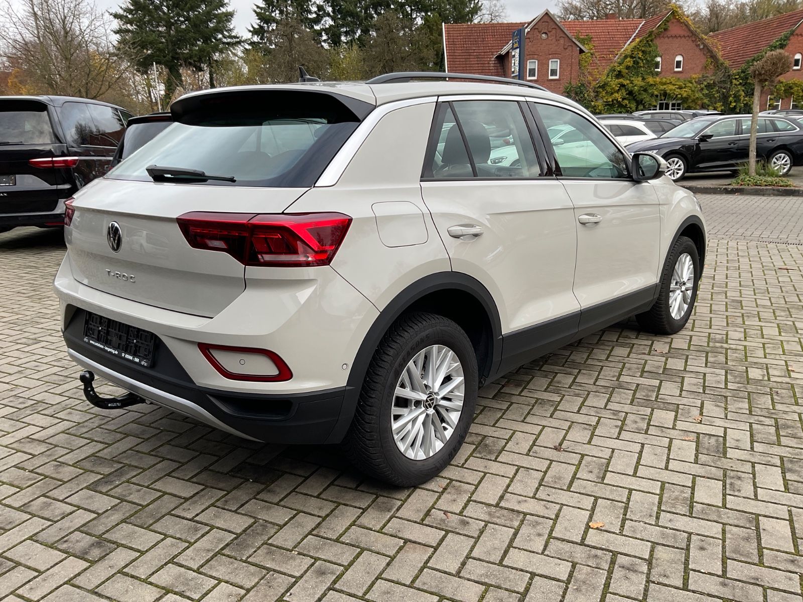 Fahrzeugabbildung Volkswagen T-Roc 1.5 TSI DSG Life,LED,AHK,Navi