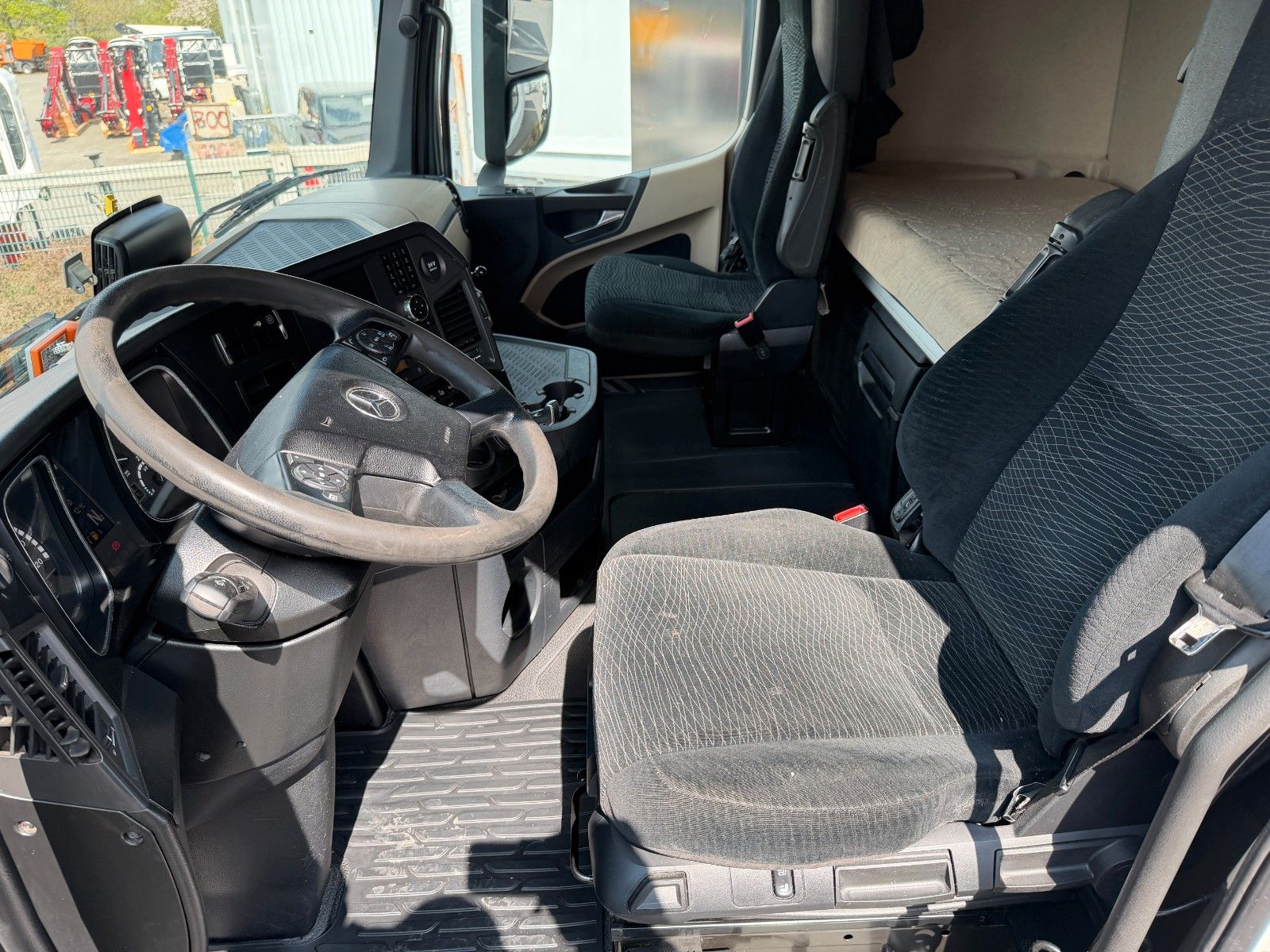 Fahrzeugabbildung Mercedes-Benz Actros 2542 L 6x2 Standklima Retarder