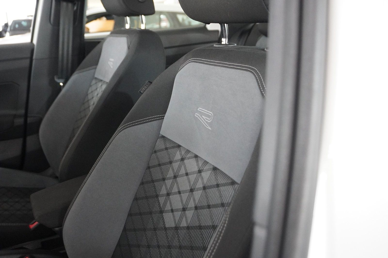 Fahrzeugabbildung Volkswagen Taigo 1.0 TSI R-LINE NAVI/LED/KAMERA/SPORT/DAB+