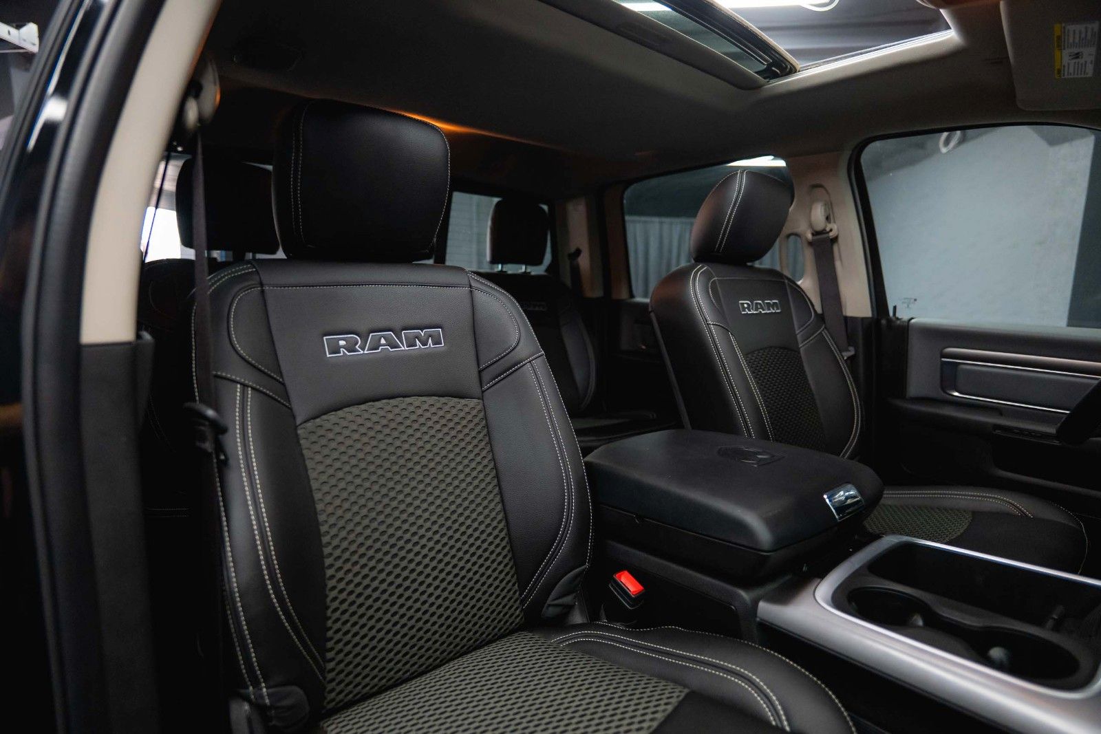 Fahrzeugabbildung Dodge RAM 5.7 V8 HEMI 4x4 OFFROAD Night LONGBED RAMBOX