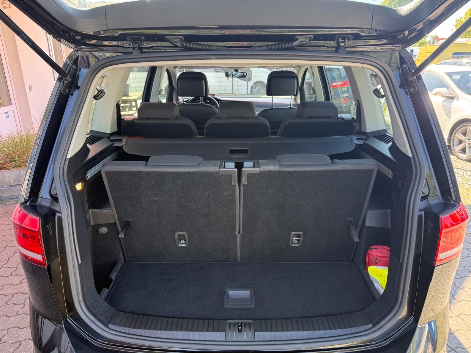 Volkswagen Touran Comfortline=7.Sitzer = 298,- € Monat =, миниатюра 20