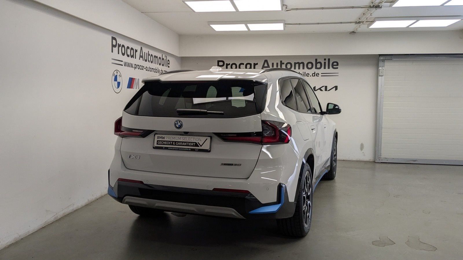 BMW iX1 xDrive30 xLine AHK DA H K 19'' Memory AdapL foto 4