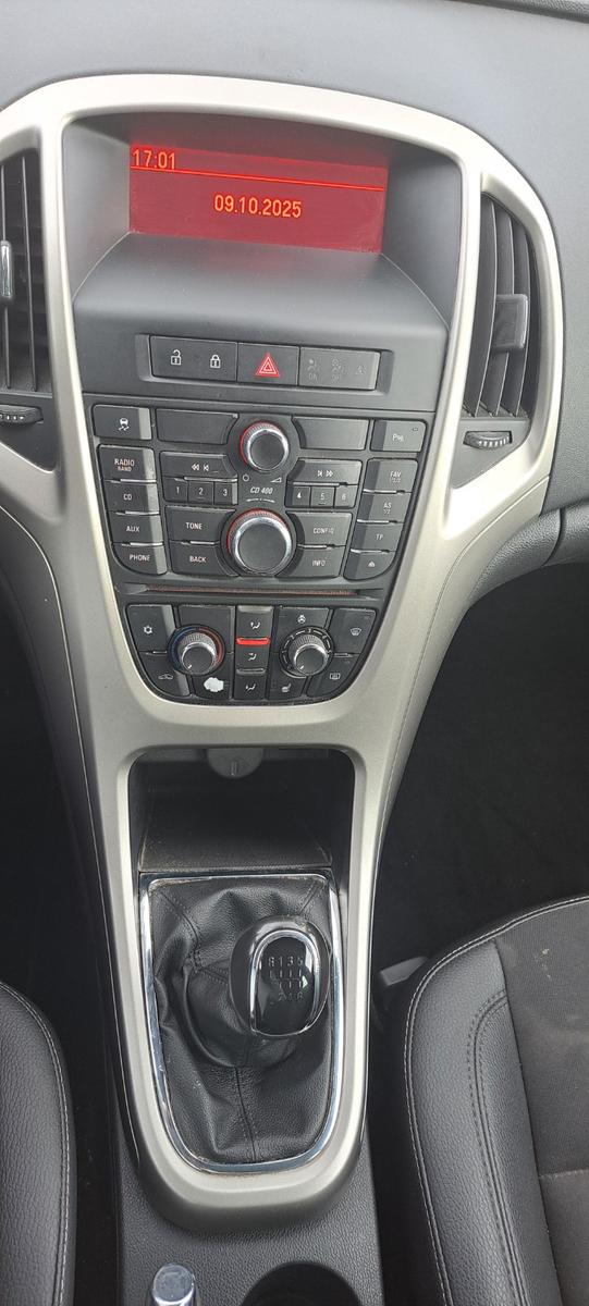 Opel Astra 2012 — photo 13
