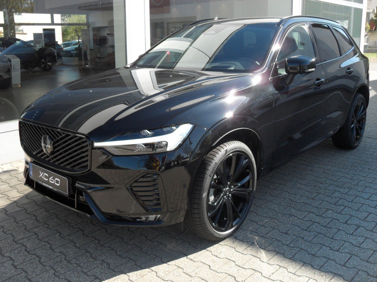 Fahrzeugabbildung Volvo XC 60 B5 Plus Black Edition AWD | Luftfederung