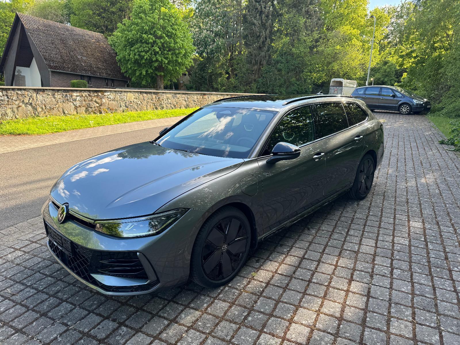 Volkswagen Passat Variant eHybrid 200 kW R-Line PANO AHK