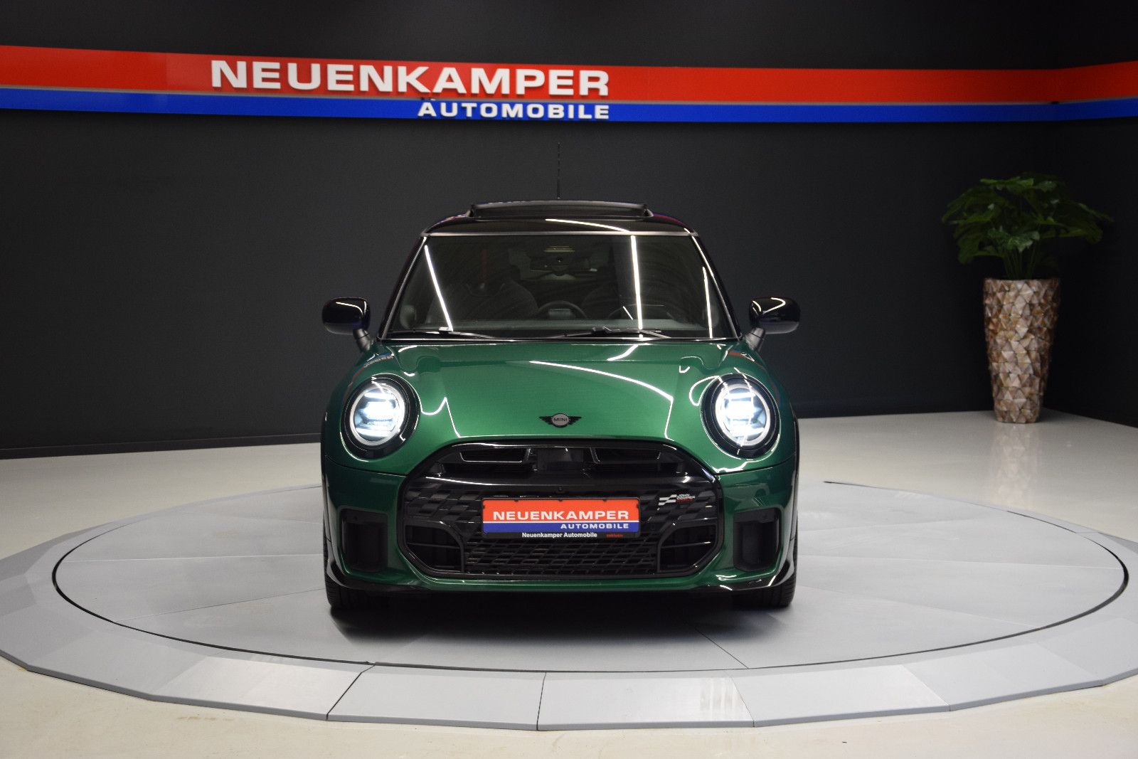 Fahrzeugabbildung MINI Cooper C JCW Trim Paket-XL Pano H&k 360° HuD