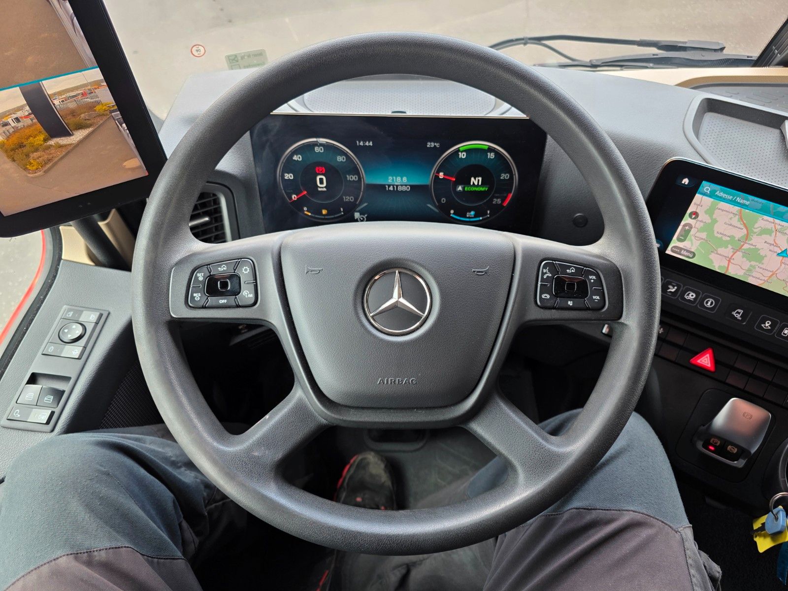 Fahrzeugabbildung Mercedes-Benz Actros 1843 LL BDF Fahrschule S&G 6 Sitze AHK