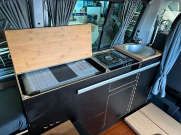 Volkswagen T5 *CAMPER*KÜCHE*BETT(aufklappbar)*ESSTISCH*AHK*