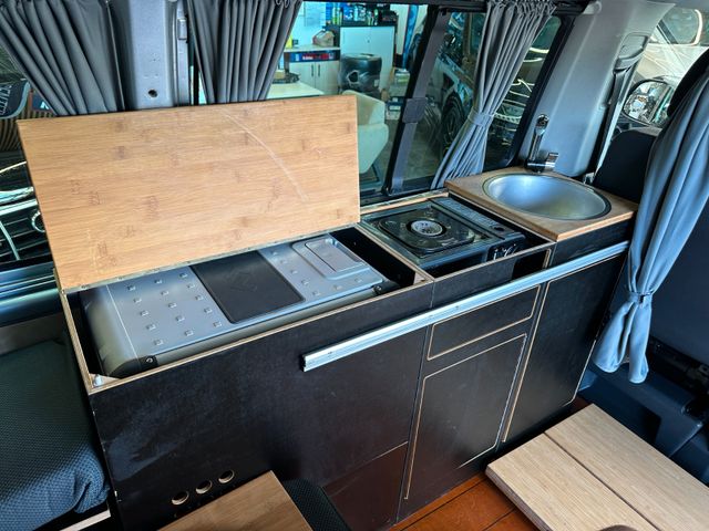 Volkswagen T5 *CAMPER*KÜCHE*BETT(aufklappbar)*ESSTISCH*AHK*