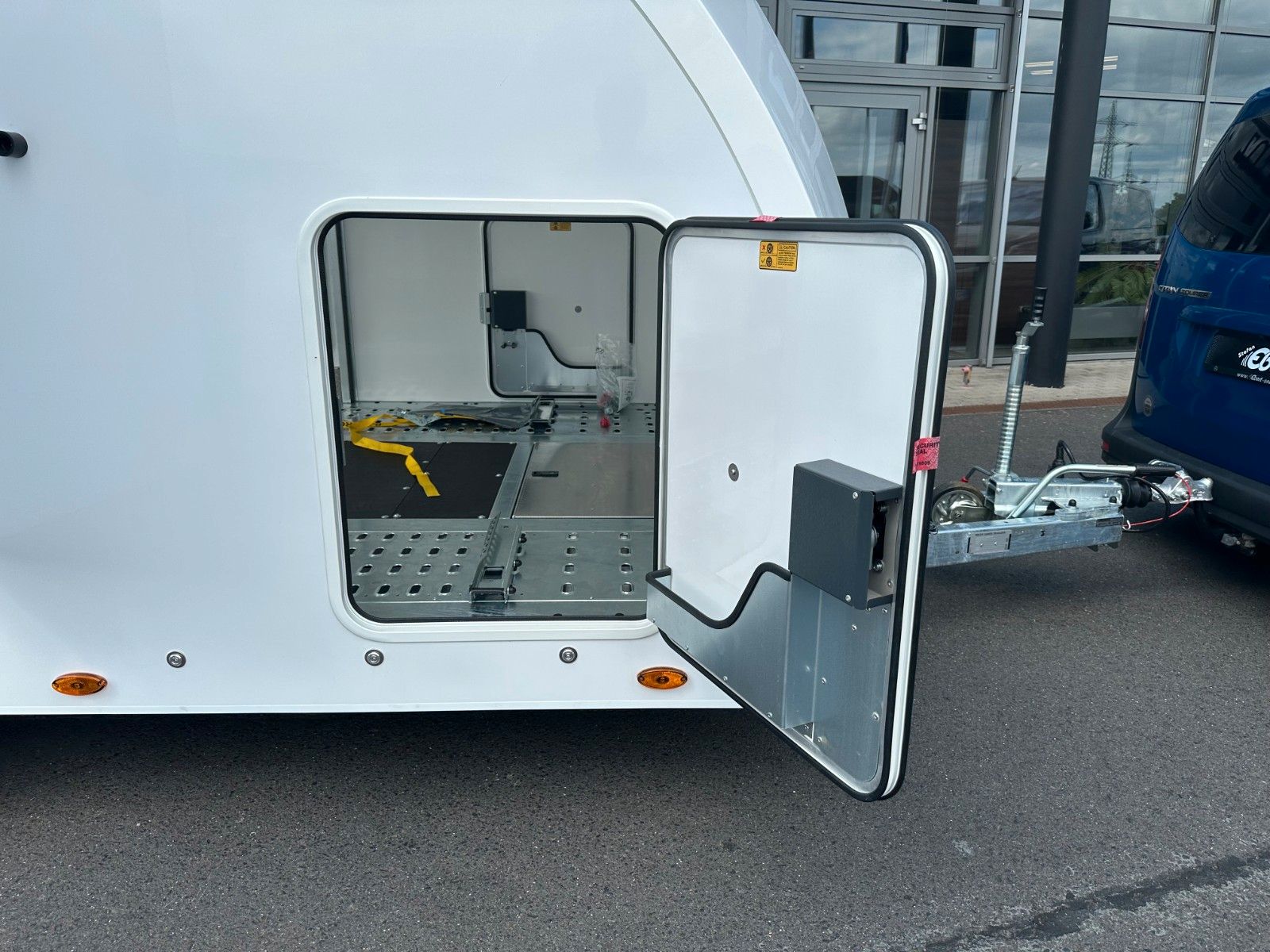 Fahrzeugabbildung Brian James Race Sport / Länge: 5,03 m / 3.000 kg