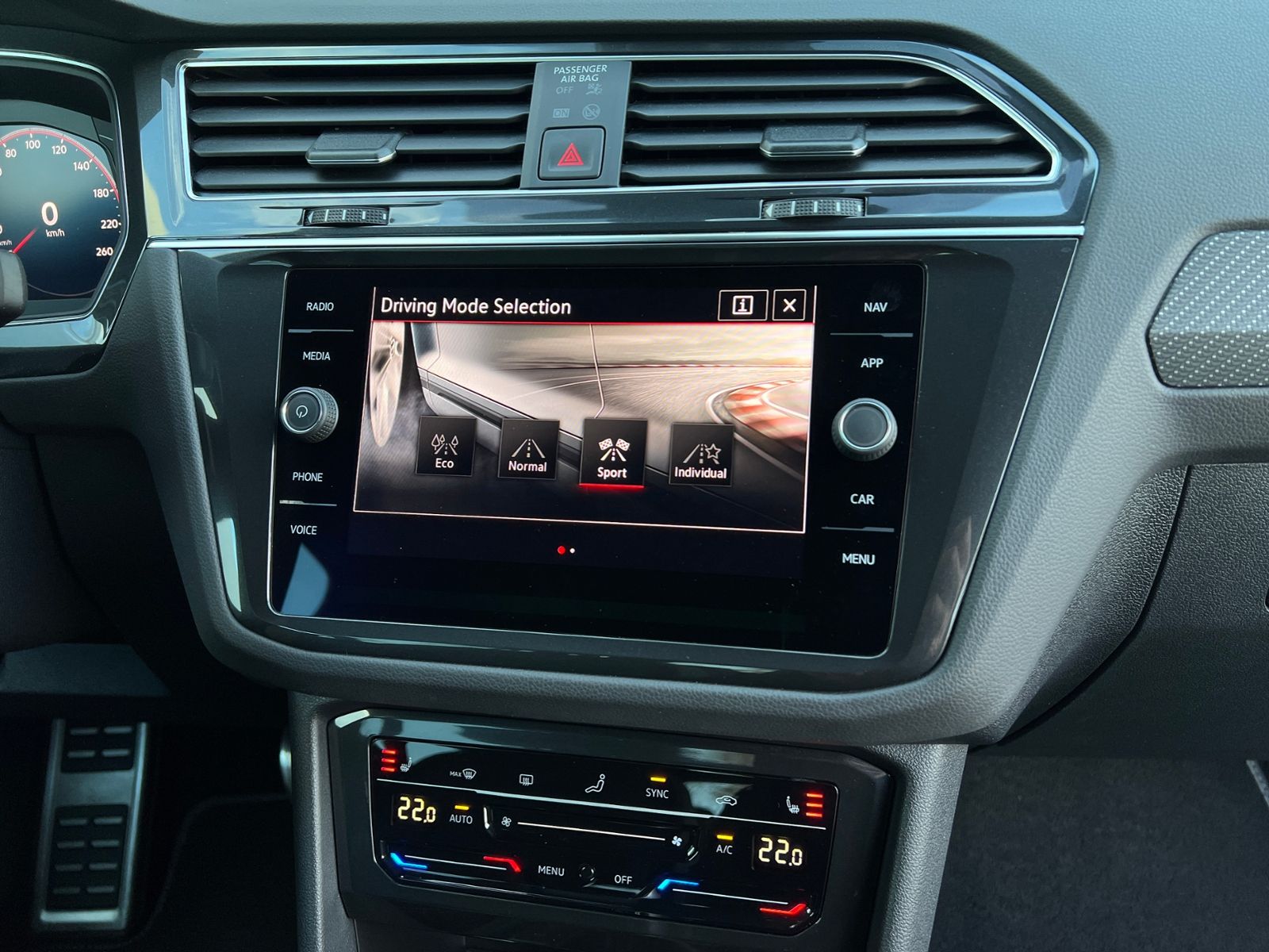 Fahrzeugabbildung Volkswagen Tiguan R-Line 1.5 TSI DSG *AHK, IQ-Light, Black