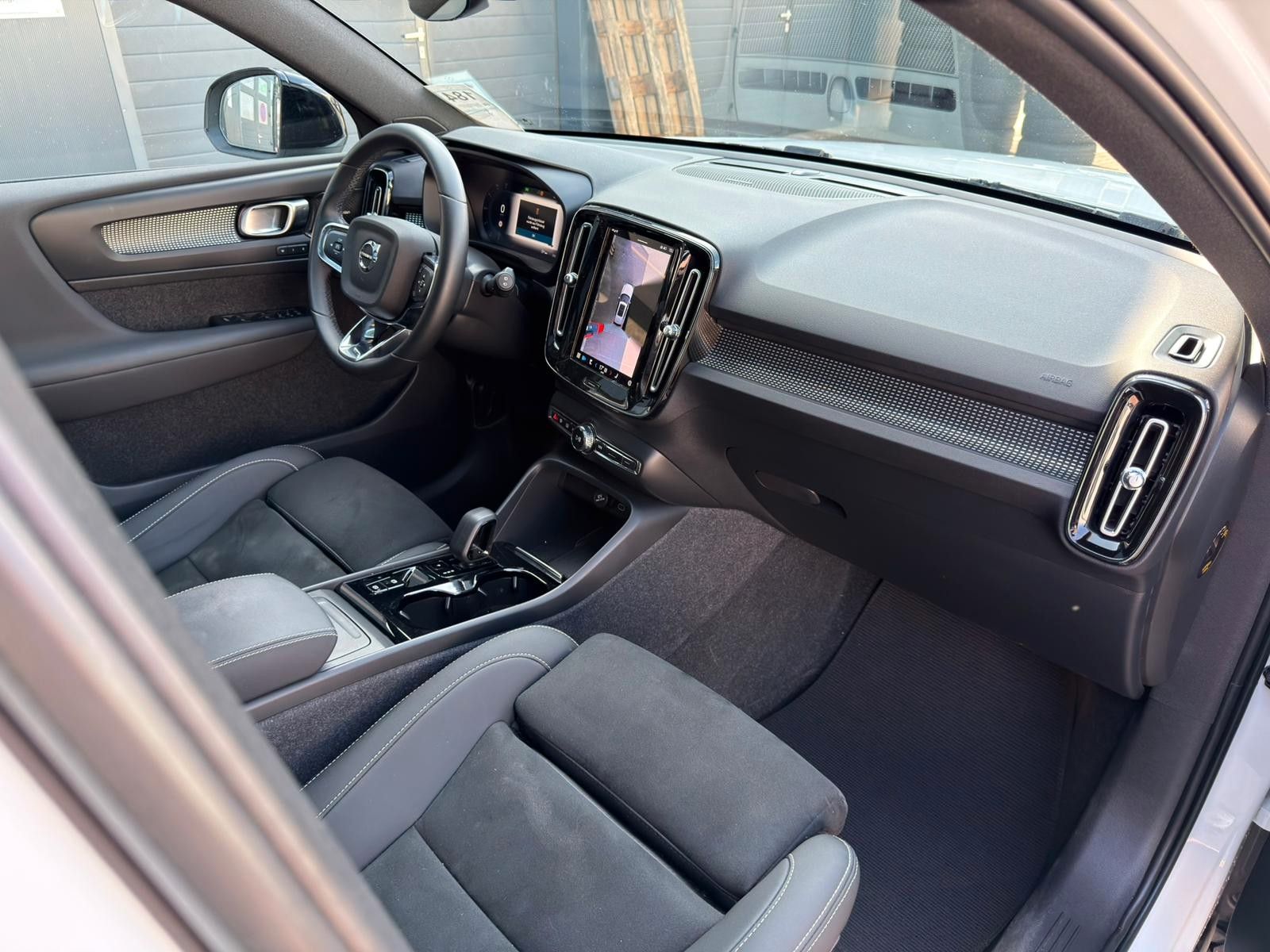 Fahrzeugabbildung Volvo XC40 B4 AWD Ultimate Dark*PANO*STDHZG*360°*ACC