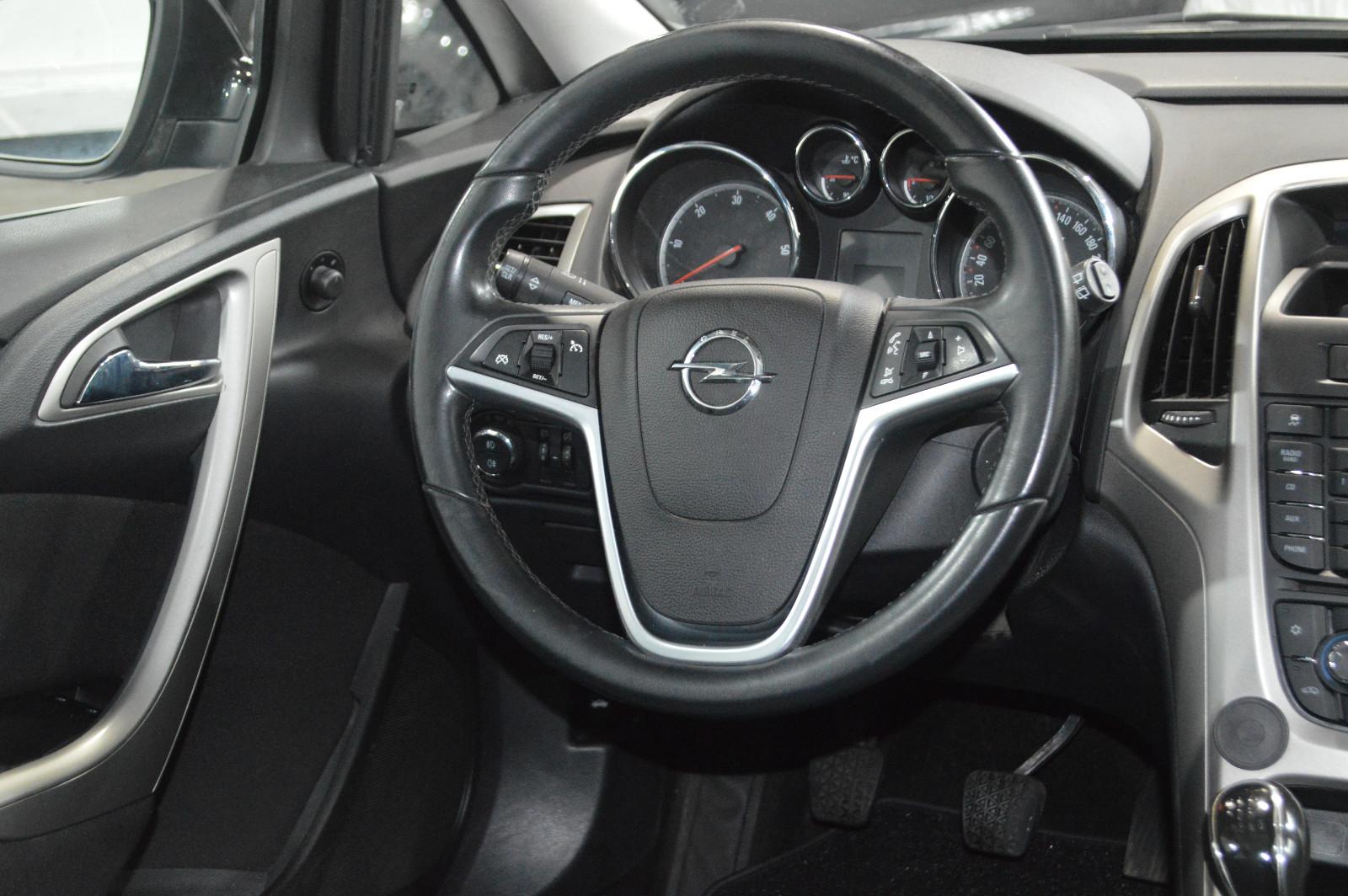 Opel Astra 2011 — photo 6