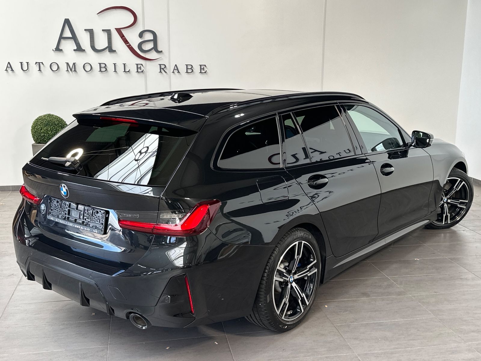 Fahrzeugabbildung BMW 320d Touring M-Sport NAV+LED+PANO+SHZ+PDC+DAB