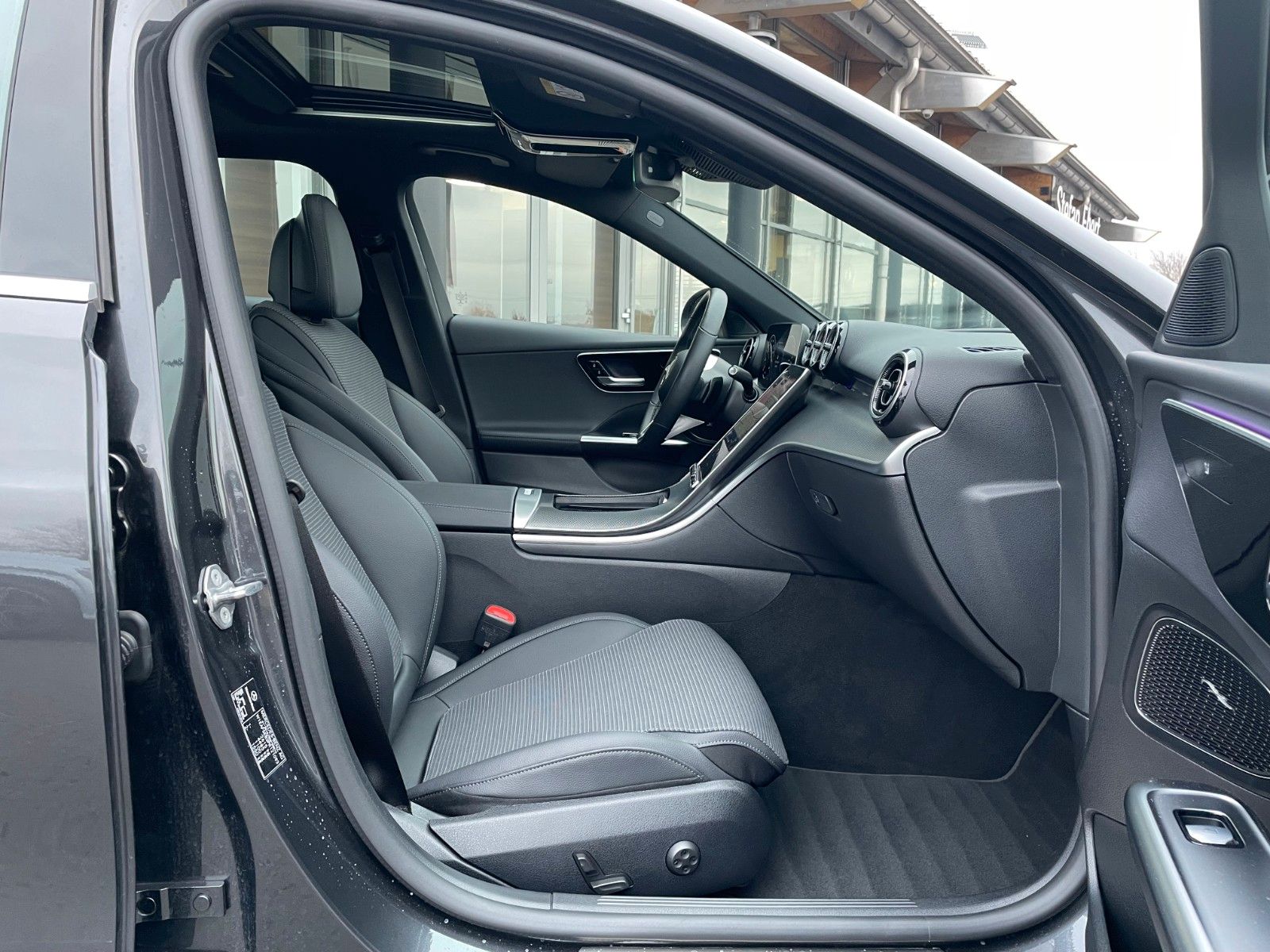 Fahrzeugabbildung Mercedes-Benz C 300 e Avantgarde Digital+S-Dach+AHK+Distr+