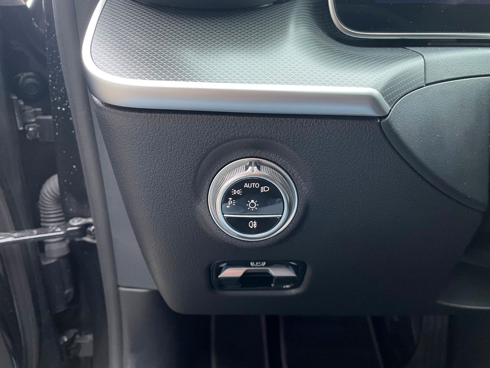 Fahrzeugabbildung Mercedes-Benz C 300 e Avantgarde Digital+S-Dach+AHK+Distr+