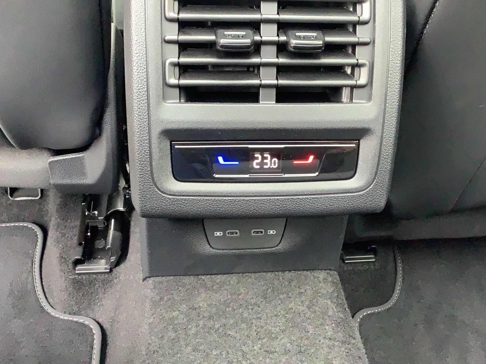 Fahrzeugabbildung Volkswagen Golf VIII Variant TSI Style AHK HuD PANO ACC 360