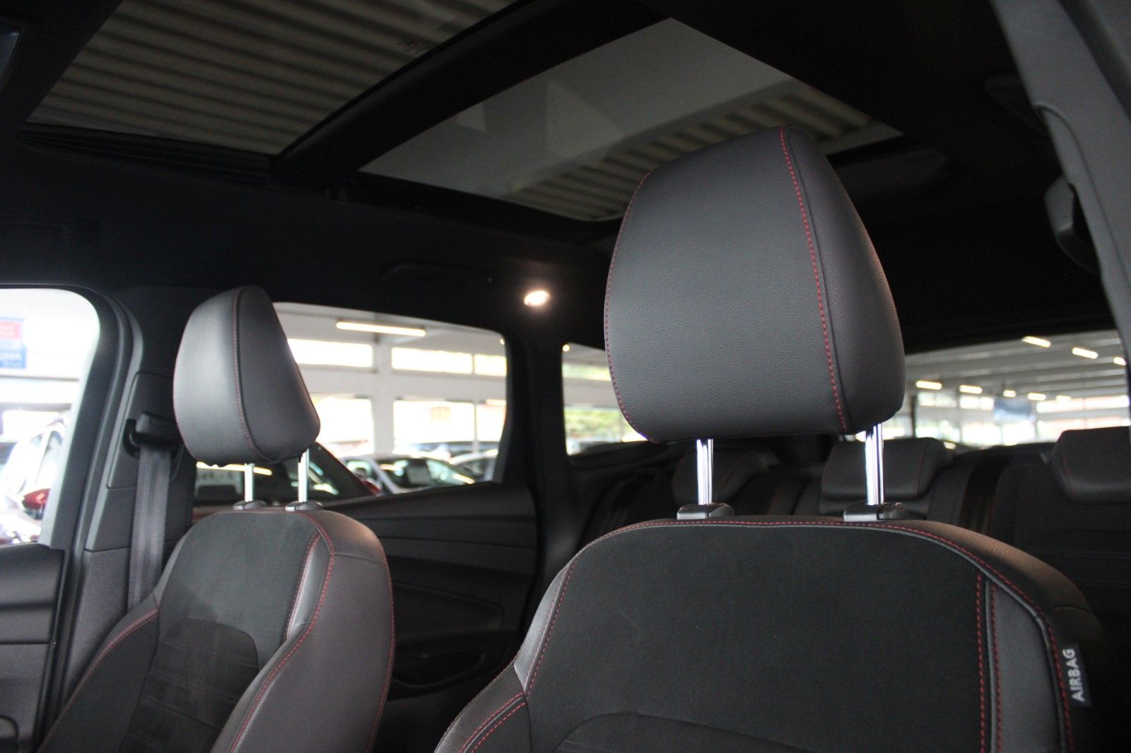 Fahrzeugabbildung Ford Kuga ST-Line Aut. 4x4 PANO CAM Xenon WinterPak.