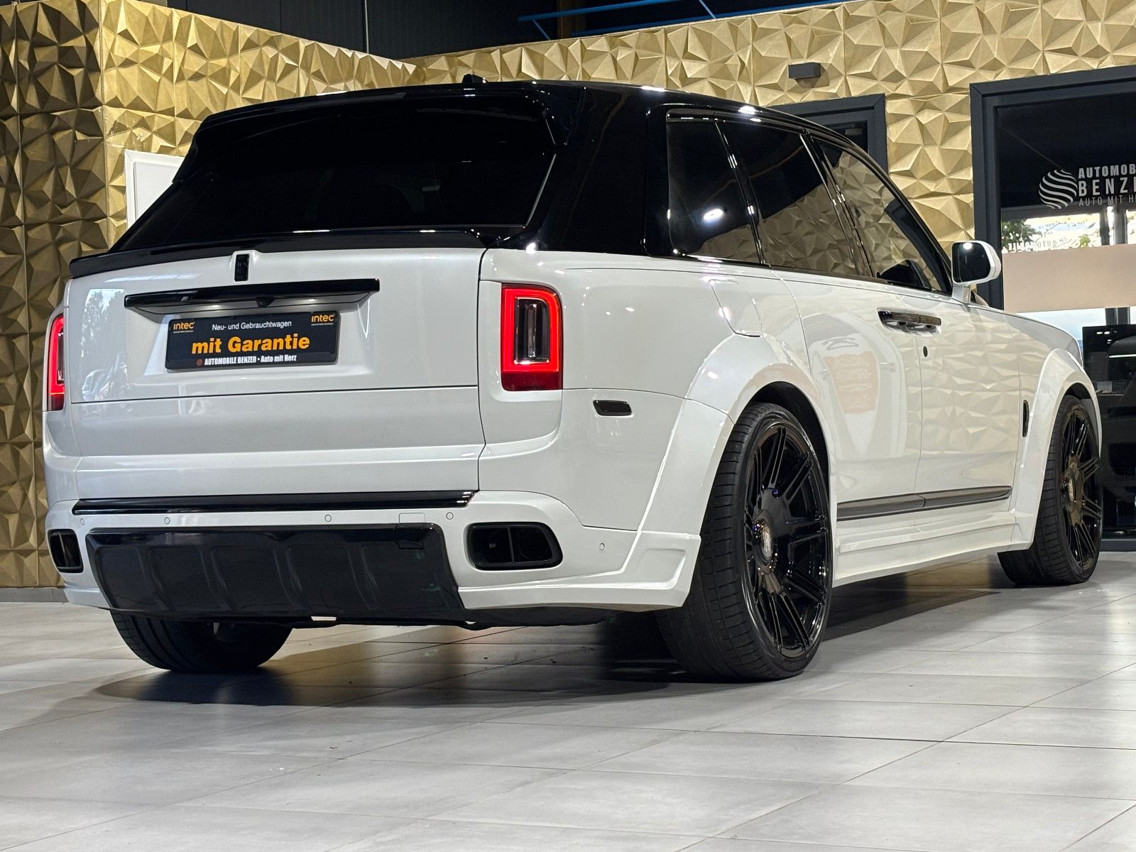 Fahrzeugabbildung Rolls-Royce Cullinan/NOVITEC/WIDEBODY/24''/FOND-TV/STERNEHIM