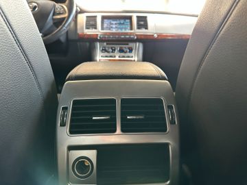 Jaguar XF *Keyless*AHK*BI-XENON*Leder*2-Zonen*