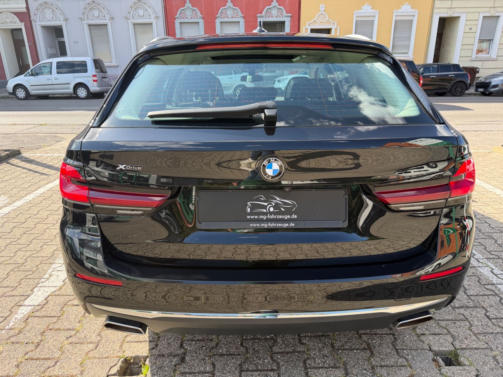 Fahrzeugabbildung BMW 520d Touring xDrive Luxury Line LASER PANO HUD