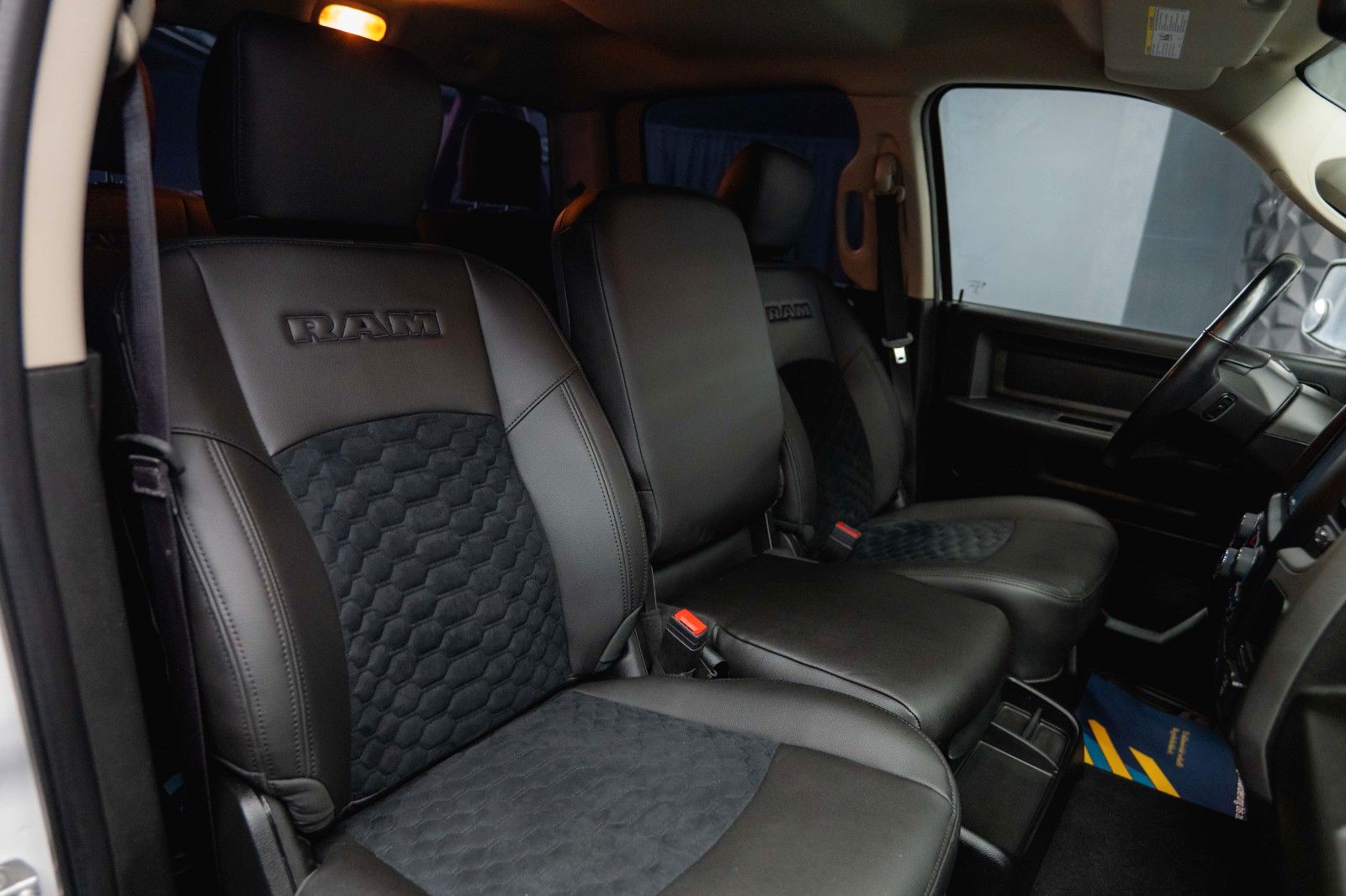 Fahrzeugabbildung Dodge RAM 5.7 V8 HEMI 4x4 OFFROAD Night-Paket *LED*AHK