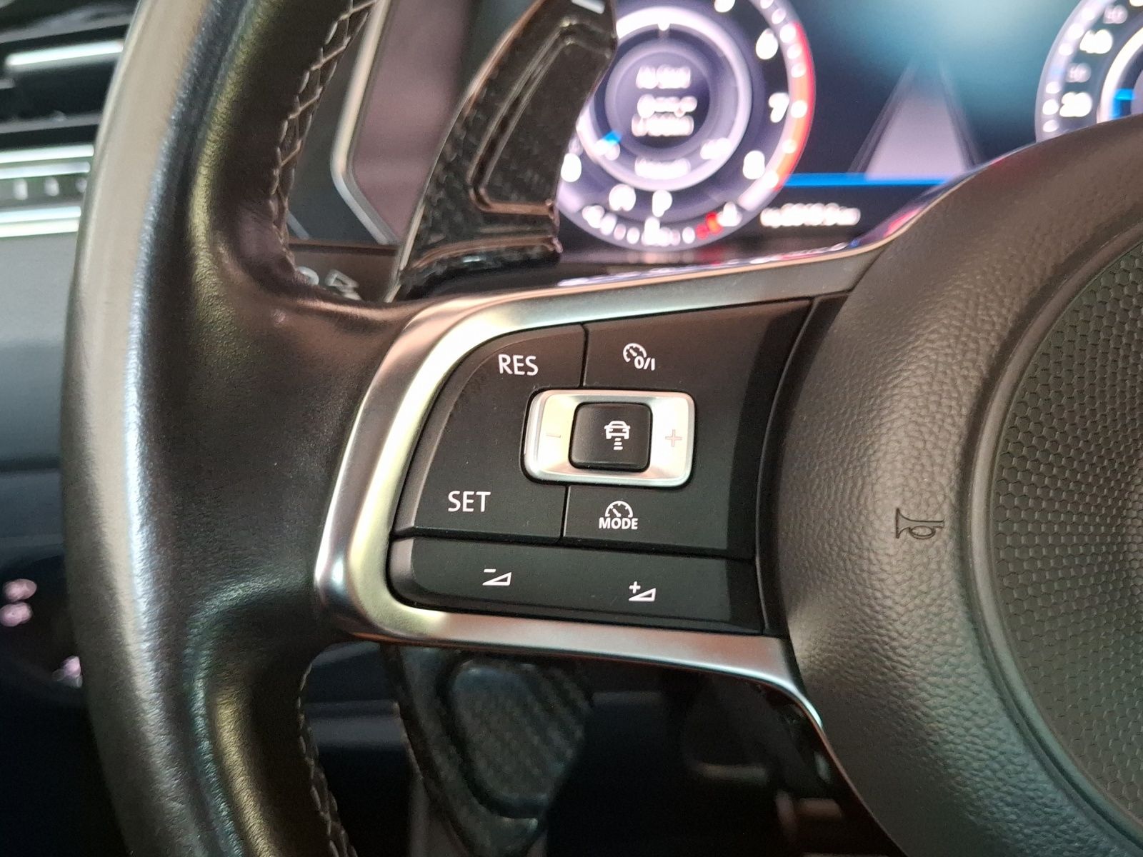 Fahrzeugabbildung Volkswagen Tiguan TSI R-Line DSG 4M LED AHK Navi Pano HUD A