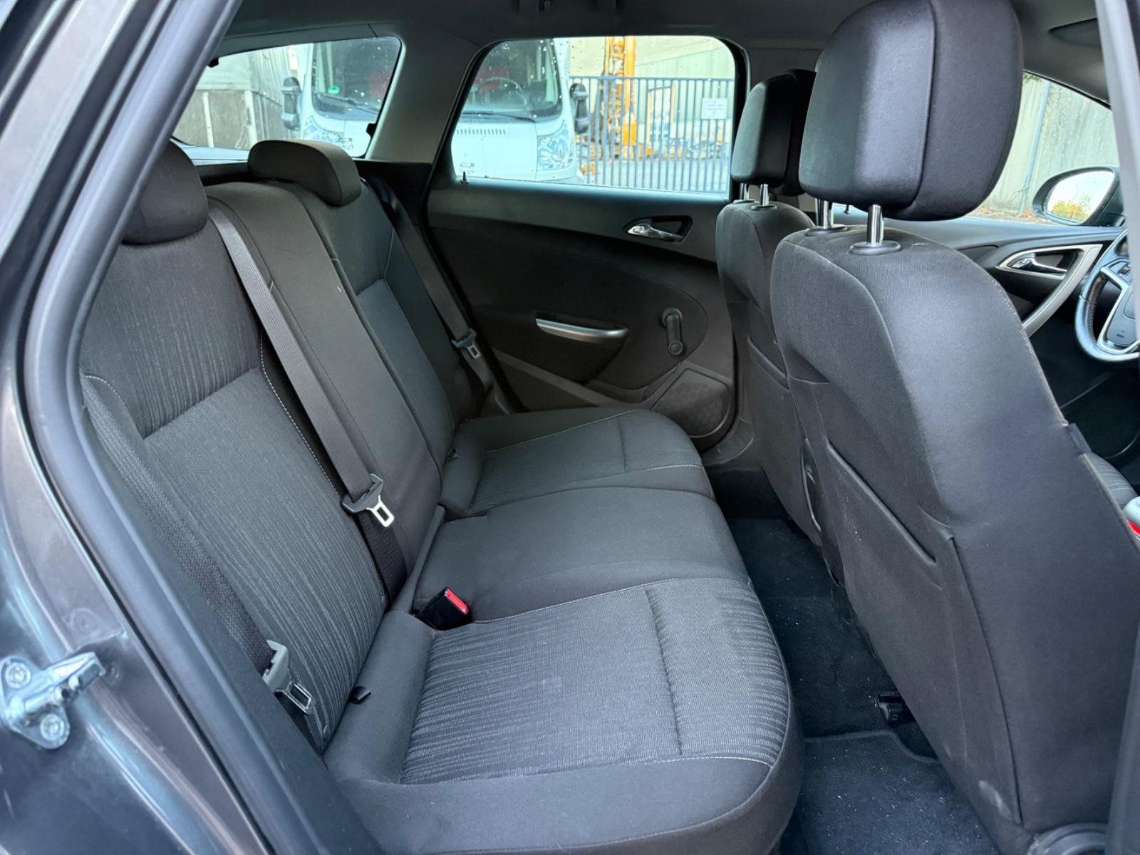 Opel Astra 2011 — photo 15