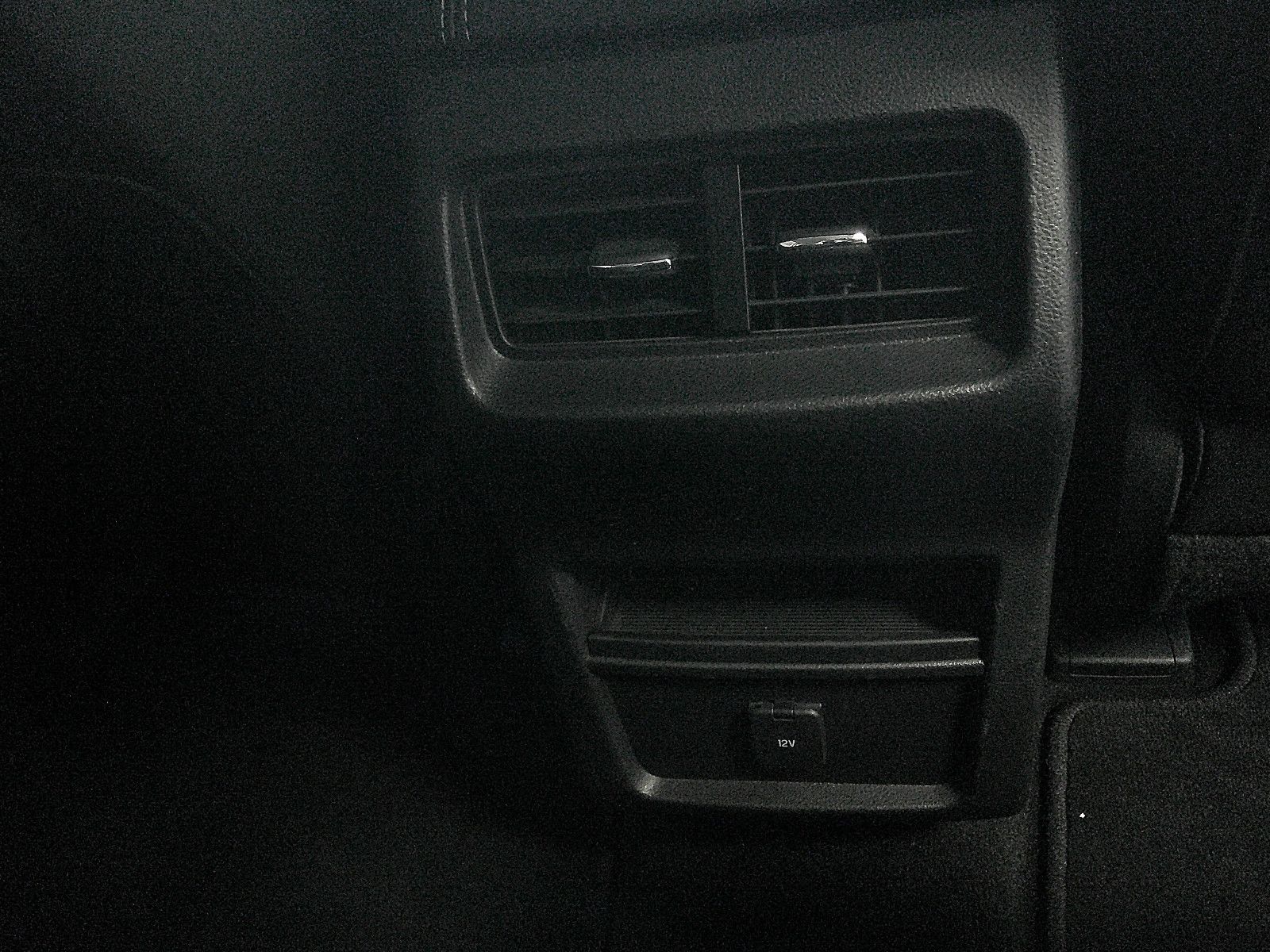 Fahrzeugabbildung Ford S-MAX Titanium / NAVI / DAB / AHK / LED