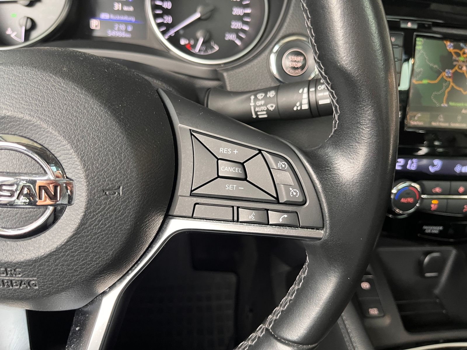 Fahrzeugabbildung Nissan Qashqai Zama AHK PANO NAV RFK SHZ