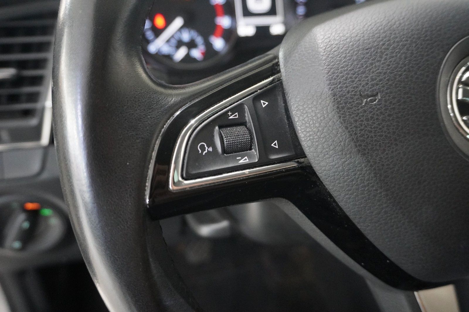 Fahrzeugabbildung SKODA Fabia Combi 1.2 STYLE LED/PDC/KLIMA/SH/USB/NEBEL