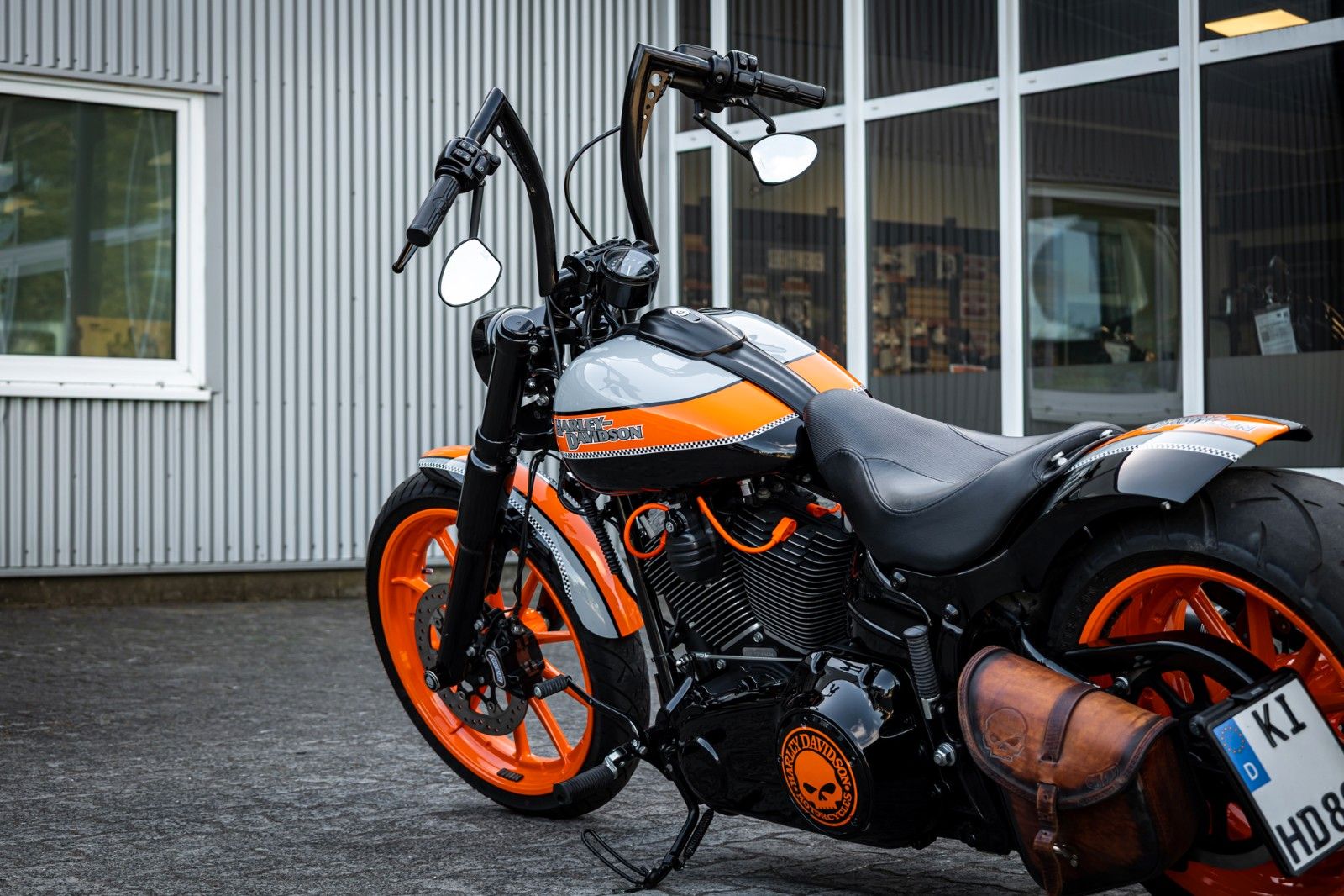 Fahrzeugabbildung Harley-Davidson FXSB Breakout 103 - Kesstech/Airride/Heckumbau -