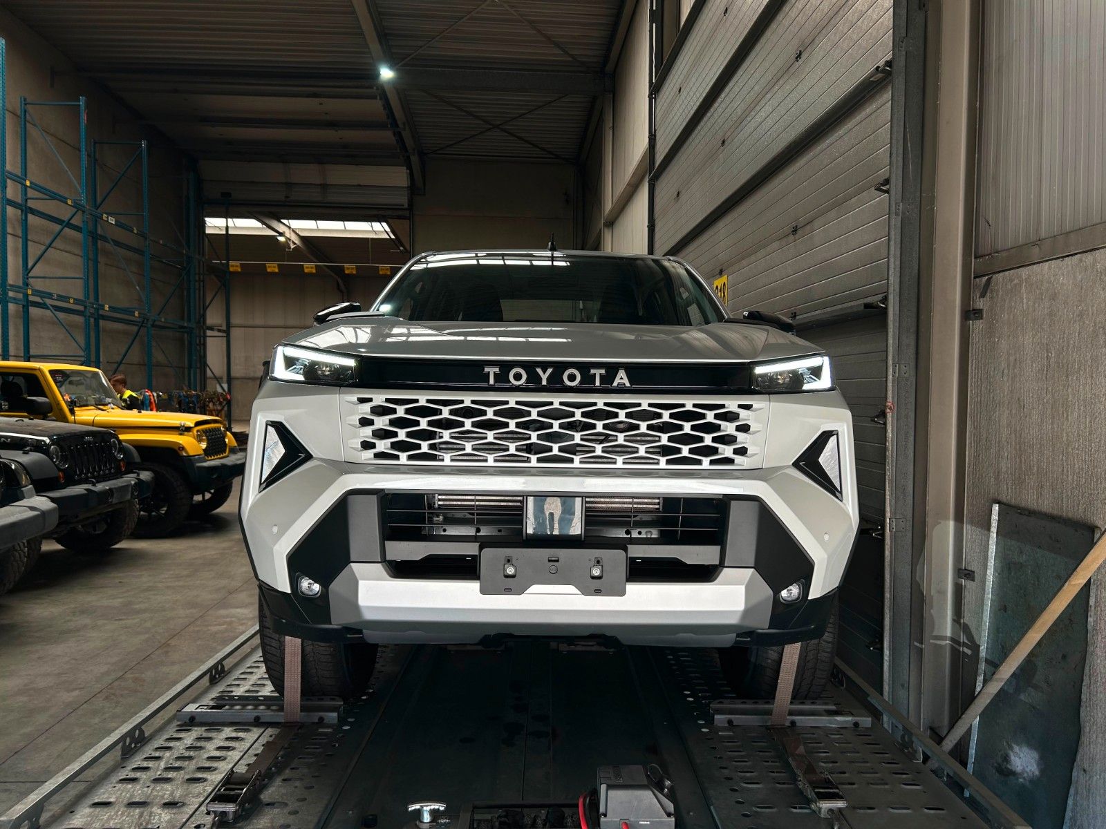 Toyota TRAVO |NEW|MY27|DOUBLE CAB