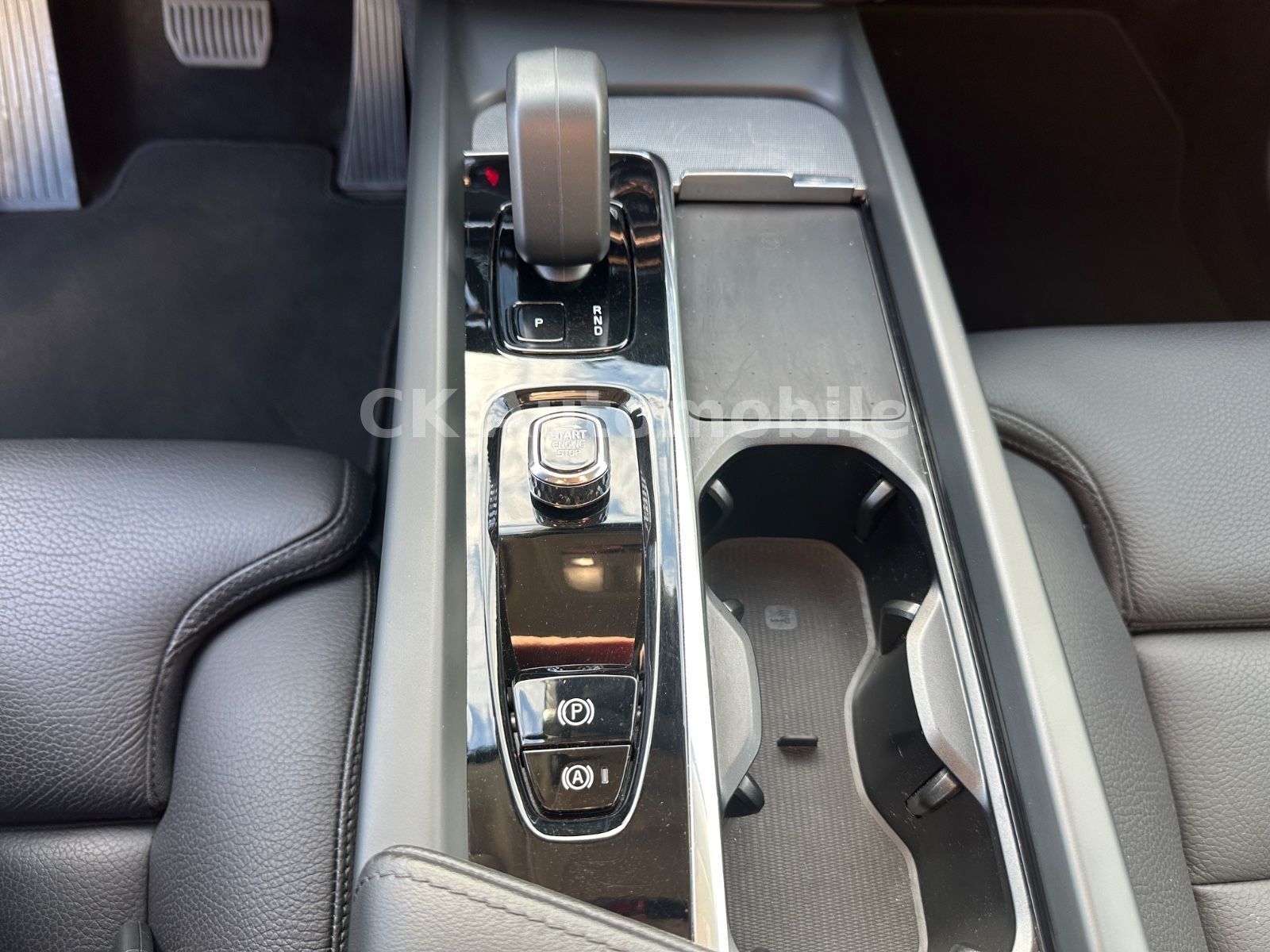 Fahrzeugabbildung Volvo XC60 B4 PlusDark AWD/BLIS/Leder/Pano/LED/360°Kam