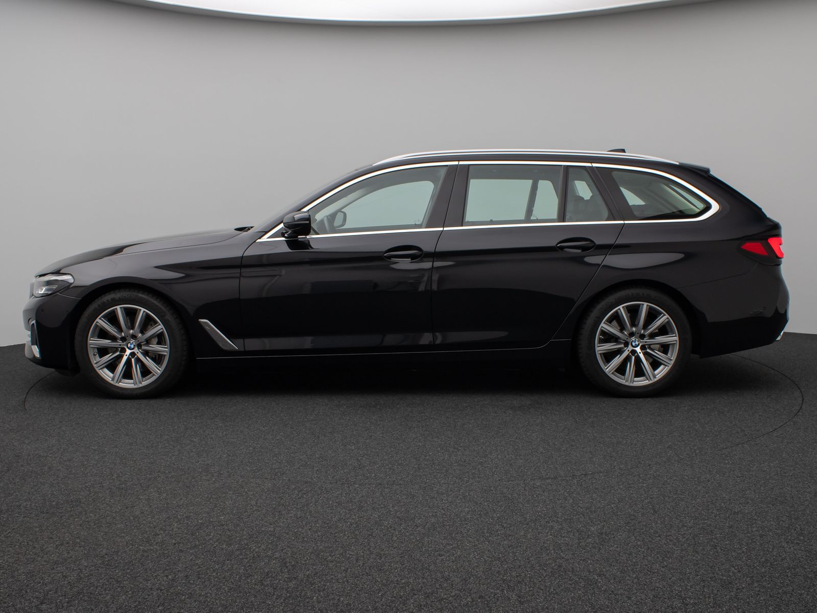 Fahrzeugabbildung BMW 530d LuxuryLine Panorama Kamera HiFi AHK Komfort