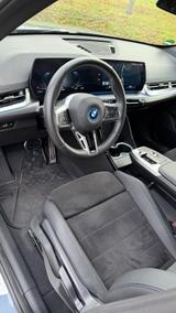 BMW iX1 xDrive30, M-Sportpaket - graue BMW iX1