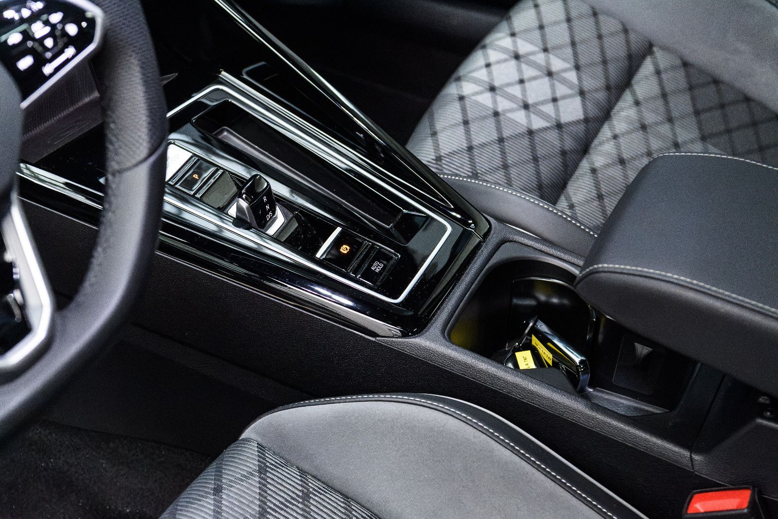 Fahrzeugabbildung Volkswagen Golf Variant R-Line eTSI DSG+AHK+Kamera+Pano
